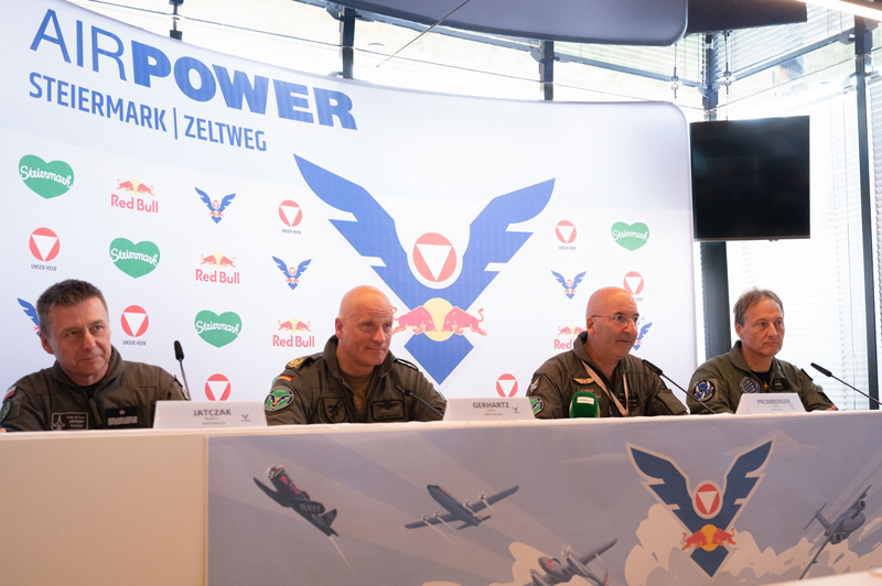 Vier Militäroffiziere in Uniform sitzen an einem Pressekonferenztisch mit „AIRPOWER“- und Sponsorenlogos im Hintergrund.