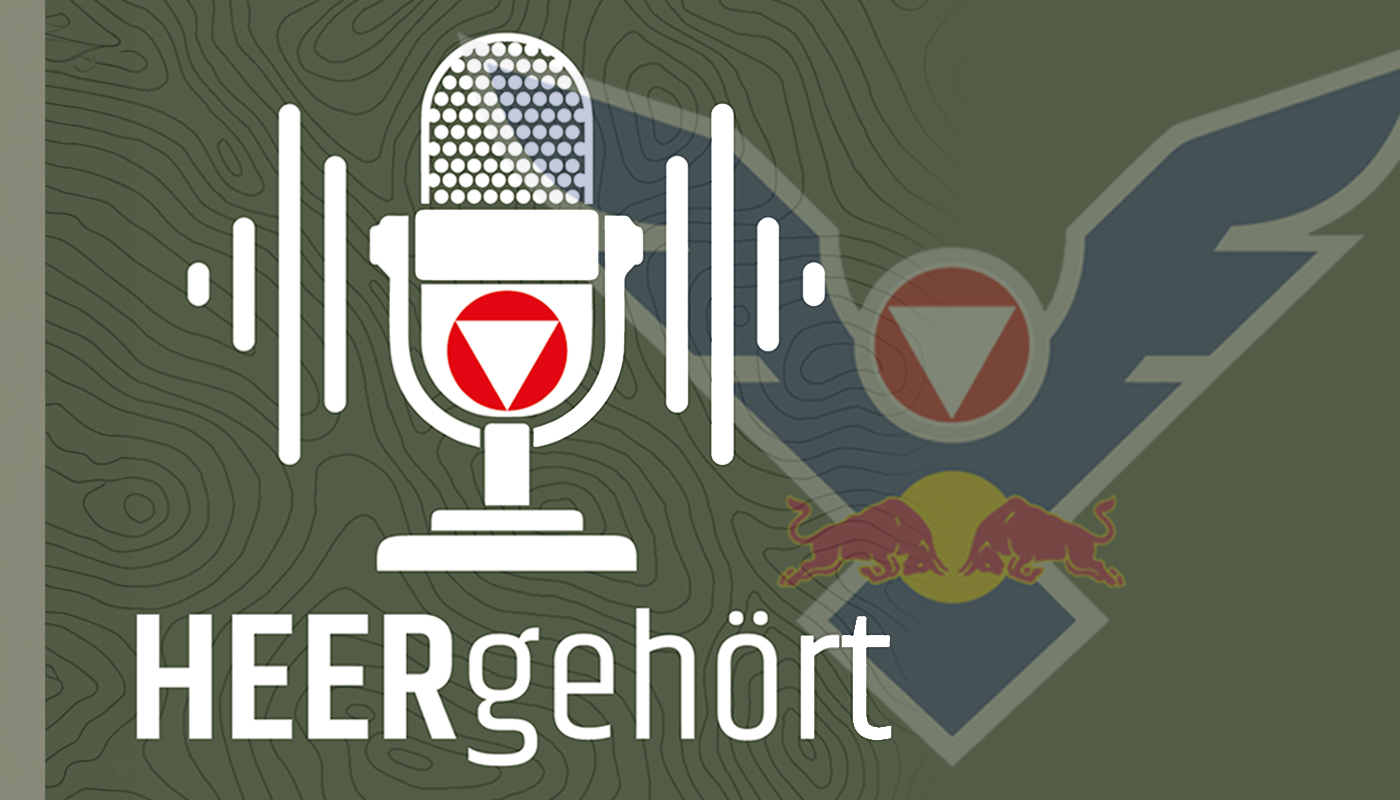 Podcast-Mikrofonsymbol mit Wellenlinien über einem Militäremblem-Hintergrund und dem Text „HEERgehört“ unten.